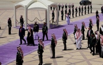 ما سر استخدام السجاد البنفسجي المفروش لاستقبال ترامب بالرياض بدلا من الأحمر؟