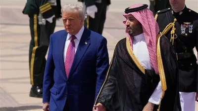«تحالفات استراتيجية وعقود تجارية كبيرة».. كيف غطت الصحف الأمريكية زيارة ترامب إلى الشرق الأوسط؟