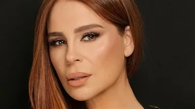 صناع مسرحية “كل شيء مسموح” ي dedicates العمل إلى روح وليد مصطفى.. وكارول سماحة: أشكرهم على هذه اللفتة الجميلة.