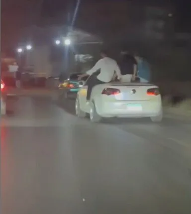 الداخلية تضبط سائقًا أتاح لأشخاص الجلوس على سقف سيارته في الزقازيق (فيديو)