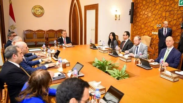 وزير الخارجية والمغتربين يستقبل وفدًا من شركة “إيه بي مولر – ميرسك”