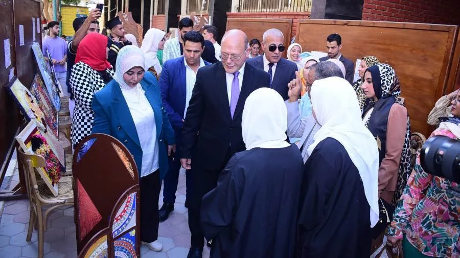 لوحات فنية ومعجنات صحية في مشاريع تخرج قسم التربية الفنية