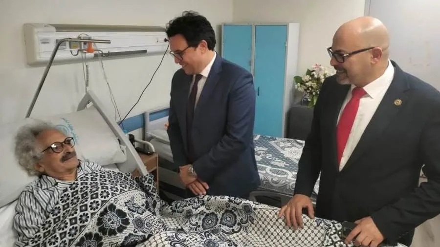 وزير الثقافة يلتقي بالكاتب صنع الله إبراهيم بعد إجرائه عملية جراحية وزير الثقافة يلتقي بالكاتب صنع الله إبراهيم بعد إجرائه عملية جراحية