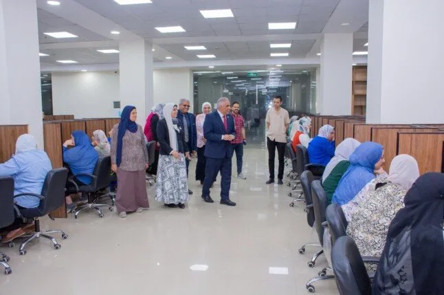 رئيس جامعة طنطا يراقب تقدم الامتحانات في مركز الاختبارات الإلكترونية