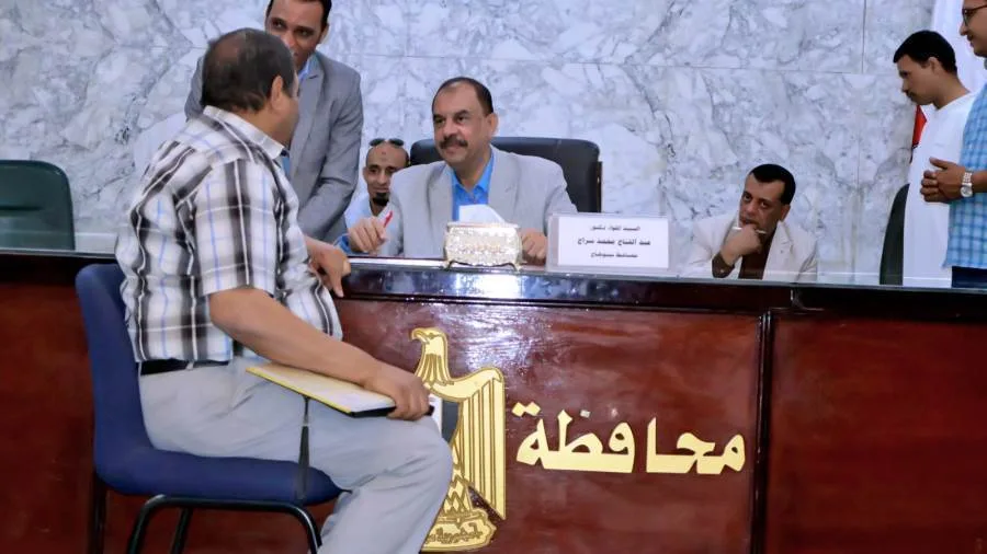 محافظ سوهاج ينظم اللقاء الأسبوعي مع المواطنين لبحث احتياجاتهم ومطالبهم.