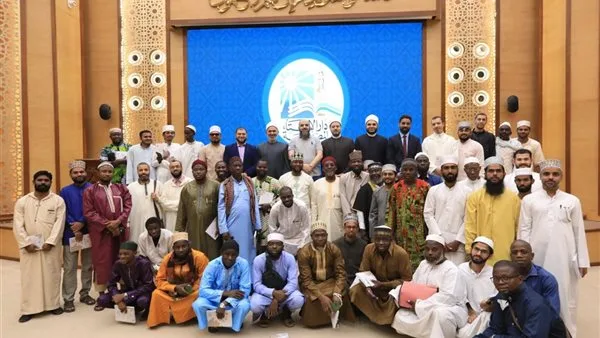الإفتاء تستضيف وفدًا من أئمة ست دول في ختام برنامج تدريبهم بأكاديمية الأزهر الإفتاء تستضيف وفدًا من أئمة ست دول في ختام برنامج تدريبهم بأكاديمية الأزهر