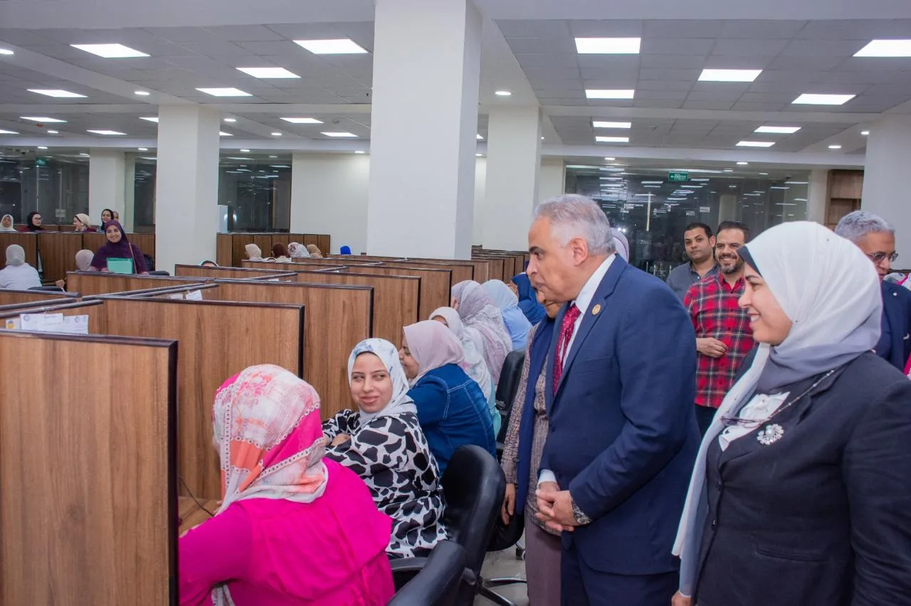 رئيس جامعة طنطا يراقب عملية امتحانات كلية التمريض رئيس جامعة طنطا يراقب عملية امتحانات كلية التمريض