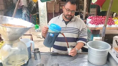 حكاية “إيهاب”: أبرز بائع لعصير العرقسوس والتمر الهندي في أسواق الشرقية منذ 30 عاماً