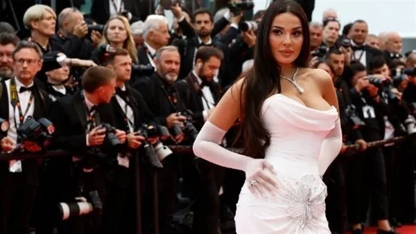 بإطلالة راقية.. نادين نسيب نجيم تجذب الأنظار في مهرجان كان السينمائي (صور)