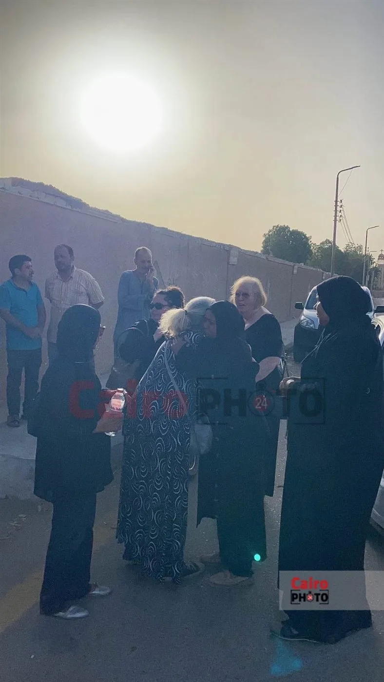 الأقصر تودع المحبوبة الإنجليزية تيريزا كلارك وفق وصيتها، حيث دفنت في ترابها | صور