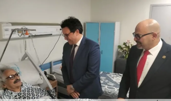 وزير الثقافة يلتقي الكاتب صنع الله إبراهيم للاطمئنان على صحته بعد العملية الجراحية وزير الثقافة يلتقي الكاتب صنع الله إبراهيم للاطمئنان على صحته بعد العملية الجراحية