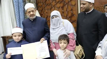 بمشاركة والديه.. شيخ الأزهر يمنح تكريمًا لطفل أزهري لتفوقه في حفظ المتون العلمية
