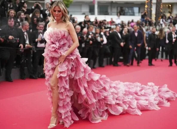 بعد منع الفساتين المكشوفة: كيف كانت إطلالات نجمات حفل افتتاح مهرجان كان السينمائي؟