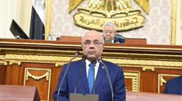 رئيس لجنة الإسكان في البرلمان يقدم تقريراً حول مشروع قانون تنظيم مياه الشرب والصرف الصحي.