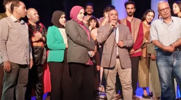“اليوم الذي انتهى فيه الغناء”.. فرقة الفيوم تستمر في تقديم عروضها المسرحية الليلية