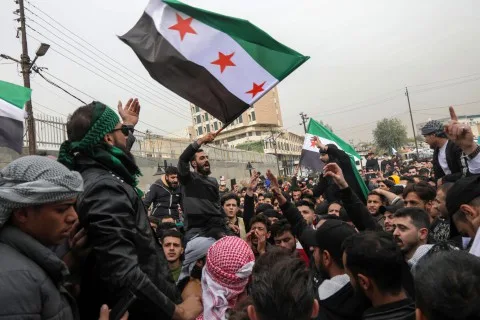 احتفالات تعم شوارع المدن السورية عقب إعلان ترامب رفع العقوبات عن دمشق.. وعلم “الثورة” يرفرف في كل مكان.