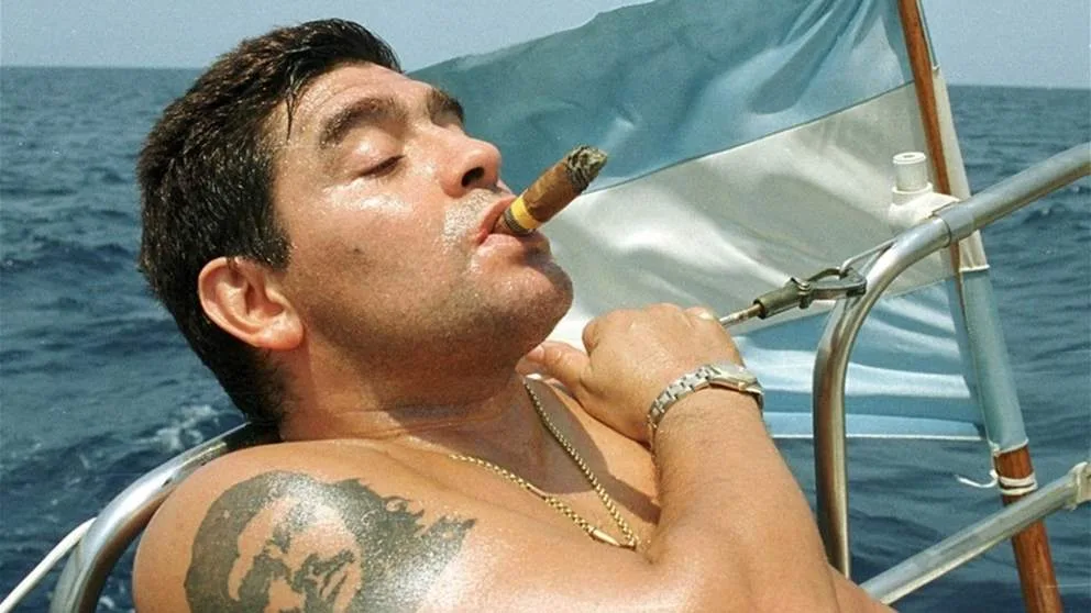 جيانينا مارادونا تستنكر وتوجه اللوم في وفاة والدها