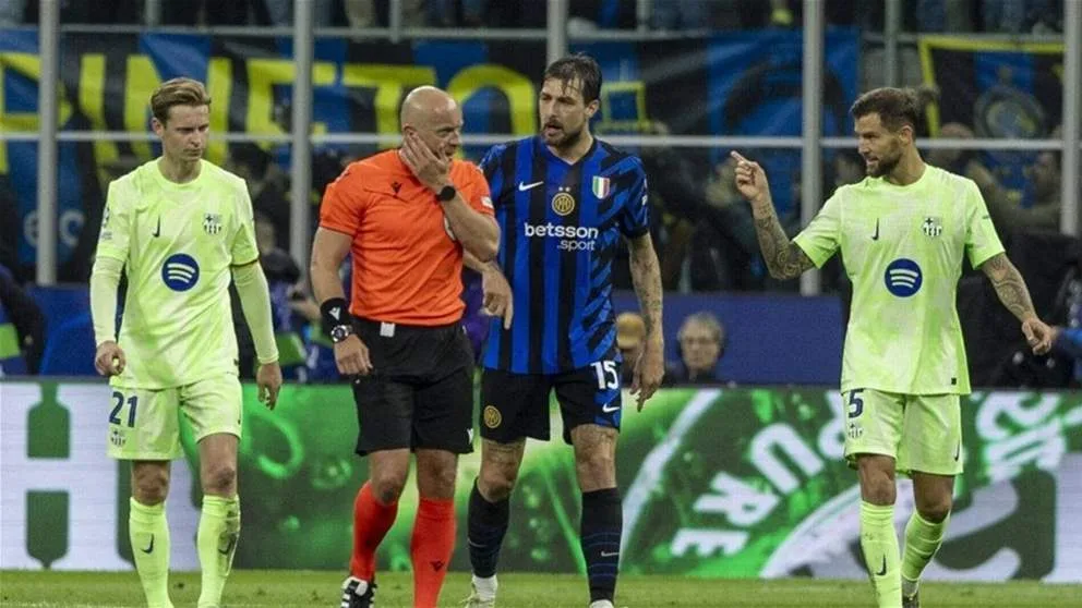 الاتحاد الأوروبي لكرة القدم يفرض عقوبات على حكم مباراة برشلونة وإنتر.