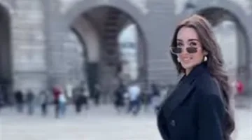 هنا الزاهد تثير الانتباه في شوارع باريس بــ”نعال الفندق”! (فيديو)