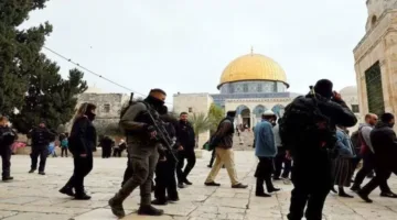 عشرات من المستوطنين الإسرائيليين يقتحمون ساحات المسجد الأقصى برفقة قوات الشرطة الإسرائيلية.