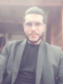 يونس طير: جزء بسيط من الكيان الذي يتوق إلى غبار البشر العظماء يونس طير: جزء بسيط من الكيان الذي يتوق إلى غبار البشر العظماء