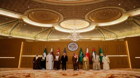 قمة تاريخية بين الخليج والولايات المتحدة في الرياض: رفع العقوبات عن سوريا وتغيرات اقتصادية في المنطقة الشرق أوسطية