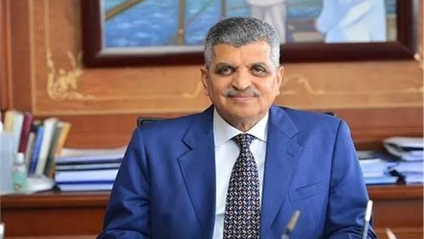 أسامة ربيع يطلب من ميرسك تعديل مواعيد إبحارها والعودة لعبور قناة السويس