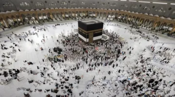 تجديد ستارة الكعبة المشرفة استعدادًا لموسم الحج (شاهد)