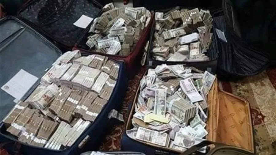 إلقاء القبض على 3 أفراد متورطين في غسل 280 مليون جنيه من عائدات تجارة المخدرات. إلقاء القبض على 3 أفراد متورطين في غسل 280 مليون جنيه من عائدات تجارة المخدرات.