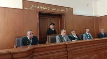 محكمة جنايات البحر الأحمر تبدأ محاكمة 8 أشخاص متهمين بقتل امرأة وإخفاء جثتها داخل حقيبة سفر.