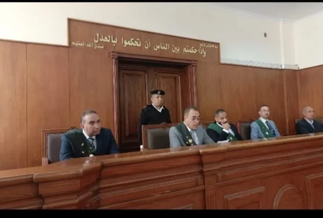 محكمة جنايات البحر الأحمر تبدأ محاكمة 8 أشخاص متهمين بقتل امرأة وإخفاء جثتها داخل حقيبة سفر. محكمة جنايات البحر الأحمر تبدأ محاكمة 8 أشخاص متهمين بقتل امرأة وإخفاء جثتها داخل حقيبة سفر.