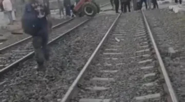 عامل في السكة الحديد يتعرض للإصابة جراء سقوط قضيب عليه أثناء إجراء بعض الإصلاحات