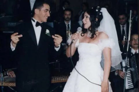 أحمد حلمي يحيي الذكرى الثانية والعشرين لزواجه من منى زكي بفيديو نادر من حفل زفافهما. أحمد حلمي يحيي الذكرى الثانية والعشرين لزواجه من منى زكي بفيديو نادر من حفل زفافهما.