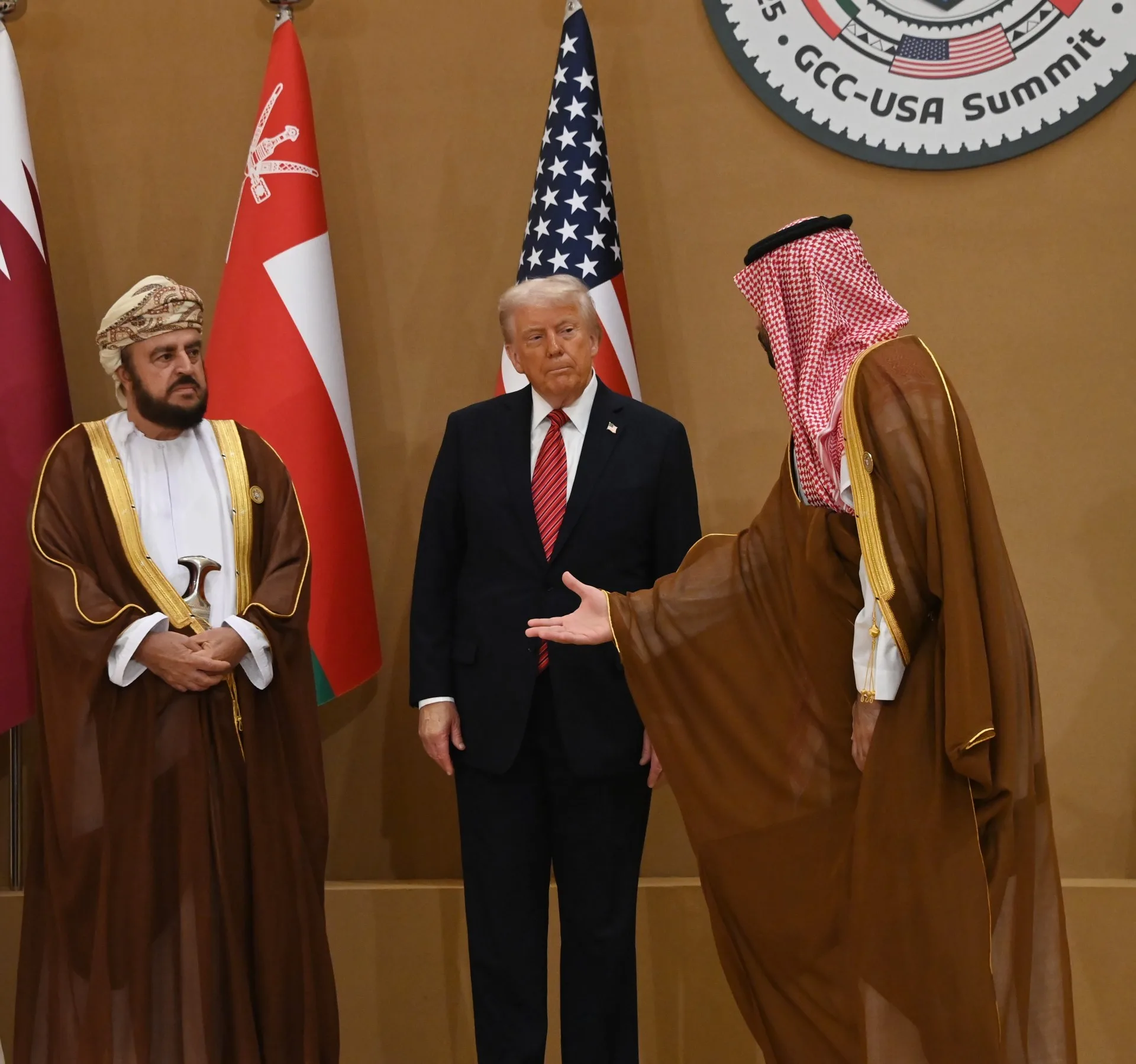 نيابةً عن جلالته، سمو السيد أسعد يقود وفد سلطنة عمان في القمة الخليجية الأمريكية بالرياض نيابةً عن جلالته، سمو السيد أسعد يقود وفد سلطنة عمان في القمة الخليجية الأمريكية بالرياض