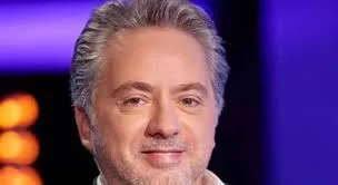 مروان خوري يوقف عرضه الغنائي بسبب حالة إغماء ويعرض يده للتصالح مع كارول سماحة.