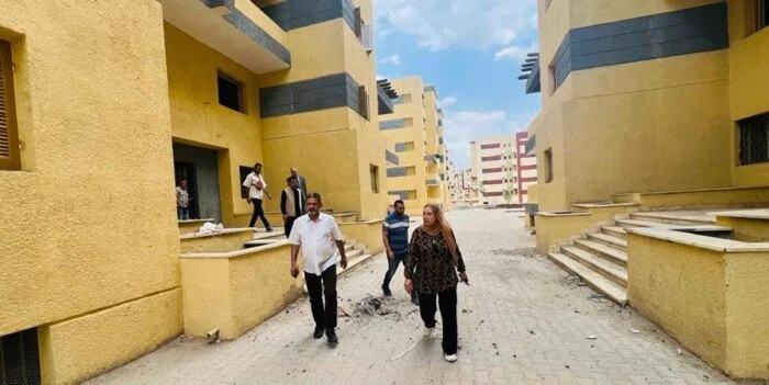 مسؤولو الإسكان يقومون بجولة تفقدية لمشاريع التطوير في منطقة أرض مطار إمبابة