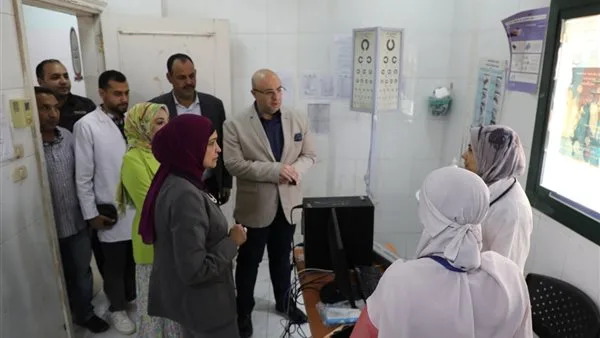 محافظ بني سويف يزور المركز الصحي في قرية دشطوط ويحث على معالجة الملاحظات لتعزيز جودة الخدمة