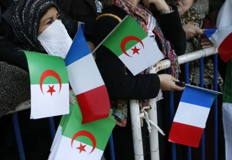 تصاعد التوترات الدبلوماسية بين الجزائر وباريس.. أزمة غير مسبوقة وغياب الحلول في المستقبل.