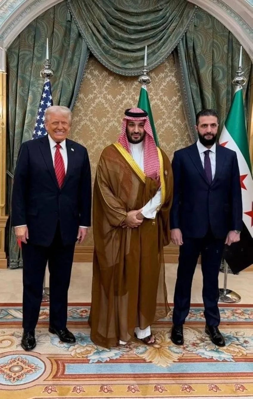 فيديو.. ولي العهد والزعيم الأمريكي والرئيس السوري يجرون محادثات حول مستقبل الأوضاع في سوريا فيديو.. ولي العهد والزعيم الأمريكي والرئيس السوري يجرون محادثات حول مستقبل الأوضاع في سوريا