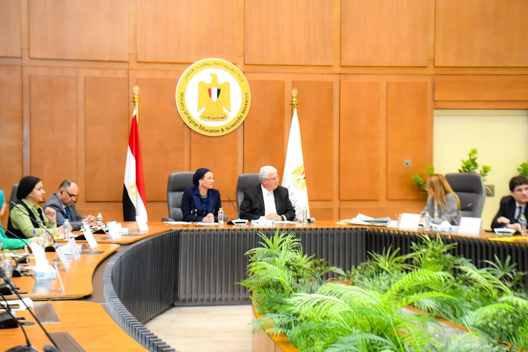 وزيرا البيئة والتعليم العالي يناقشان مع مديرة مكتب اليونسكو سبل التعاون في مشروع الإنسان والبيئة الحيوية. وزيرا البيئة والتعليم العالي يناقشان مع مديرة مكتب اليونسكو سبل التعاون في مشروع الإنسان والبيئة الحيوية.