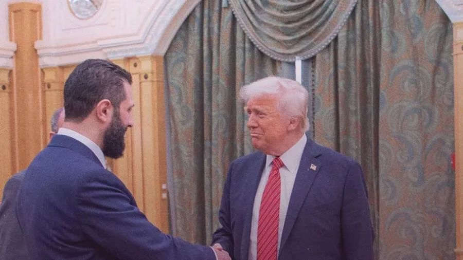 عاجل.. “ترامب” يشجع “الشرع” على الانضمام إلى الدين الإبراهيمي وإقامة علاقات مع إسرائيل عاجل.. “ترامب” يشجع “الشرع” على الانضمام إلى الدين الإبراهيمي وإقامة علاقات مع إسرائيل