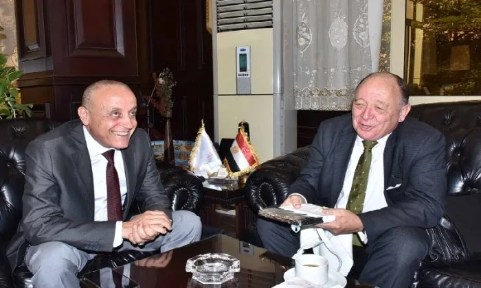 محافظ الأقصر يلتقي بالسفير الأرجنتيني لمناقشة تعزيز التعاون السياحي