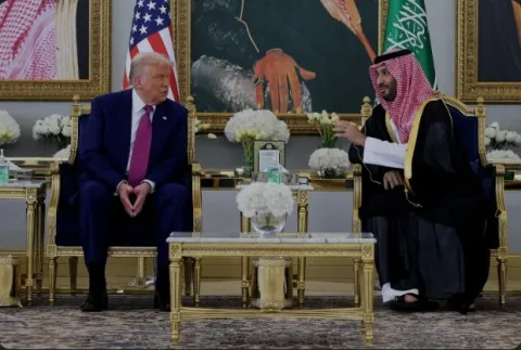 يده تحمل آثار الدماء.. فما سبب هذا التقدير المبالغ فيه؟ لماذا كان يجب على الخارجية المصرية أن تتأنى قبل إصدار بيان الترحيب بزيارة ترامب المثيرة للجدل؟