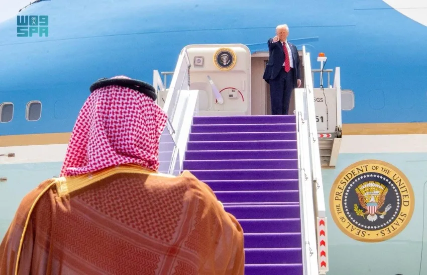 رئيس الولايات المتحدة يغادر المملكة برفقة ولي العهد في مقدمة مودعيه رئيس الولايات المتحدة يغادر المملكة برفقة ولي العهد في مقدمة مودعيه