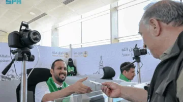 بالتعاون بين موظفي مبادرة طريق مكة.. إتمام إجراءات سفر الحجاج في غضون دقائق