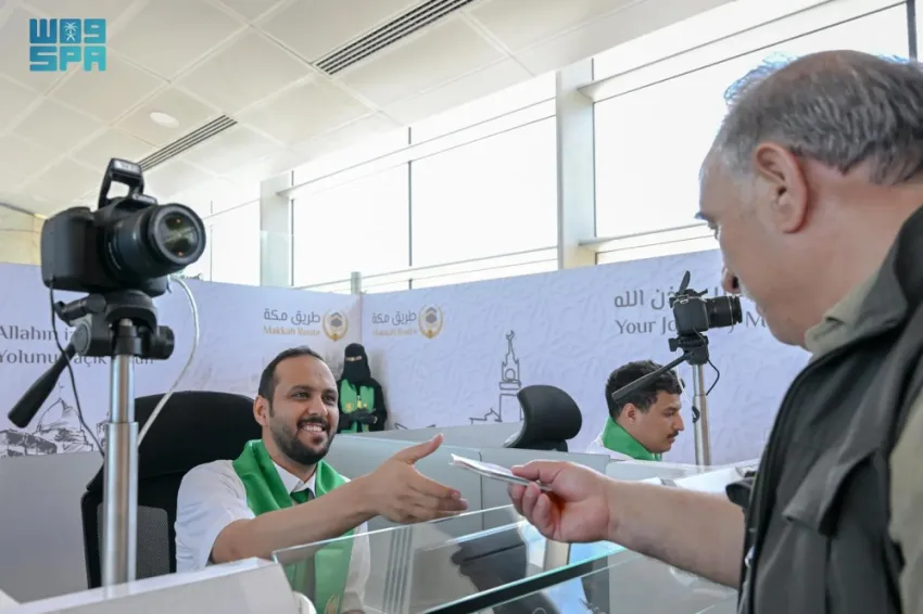 بالتعاون بين موظفي مبادرة طريق مكة.. إتمام إجراءات سفر الحجاج في غضون دقائق بالتعاون بين موظفي مبادرة طريق مكة.. إتمام إجراءات سفر الحجاج في غضون دقائق