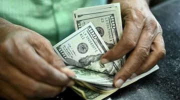 سعر الدولار يسجل ارتفاعاً في 7 بنوك بما يتراوح بين 4 و6 قروش