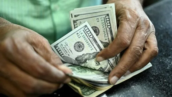 سعر الدولار يسجل ارتفاعاً في 7 بنوك بما يتراوح بين 4 و6 قروش سعر الدولار يسجل ارتفاعاً في 7 بنوك بما يتراوح بين 4 و6 قروش