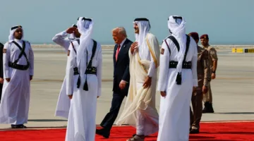 أمير قطر يرحب بالرئيس الأمريكي دونالد ترامب في الدوحة