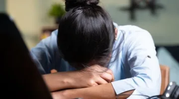 كيف يؤثر الإجهاد الناتج عن العمل الزائد على الدماغ؟